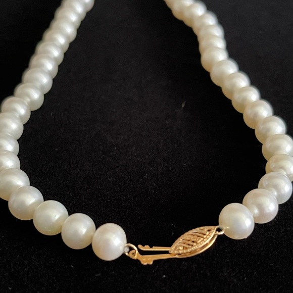 This Akoya pearl necklace 14k fish hook clasp - Picture 2 of 4